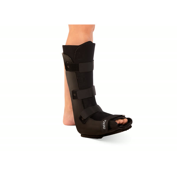 Bota ortopédica Walker estándar colocada en la pierna.