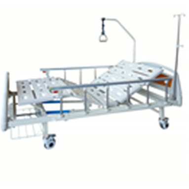 Cama ortopédica hospitalaria con barandas y trapecio.