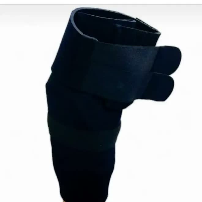 Rodillera de neoprene a medida colocada sobre una prótesis bajo rodilla.